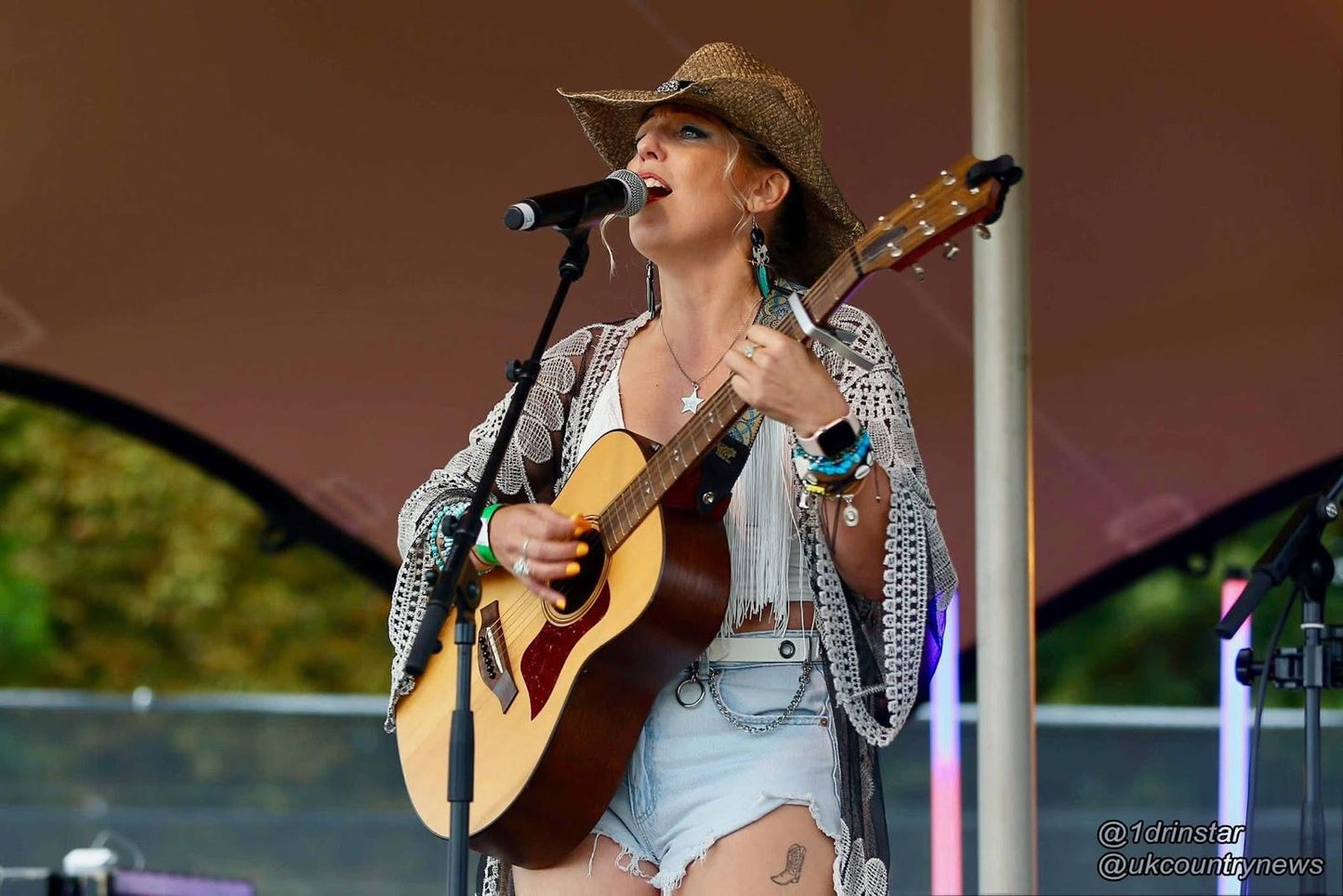 Sunday 16 August - Country at The Lounge - With Sarah - Louise ! - MJB3 Productions