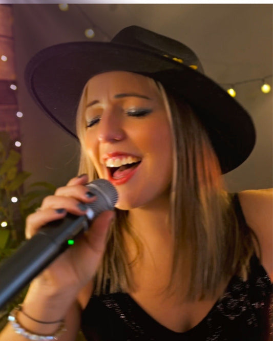 Sunday 16 August - Country at The Lounge - With Sarah - Louise ! - MJB3 Productions